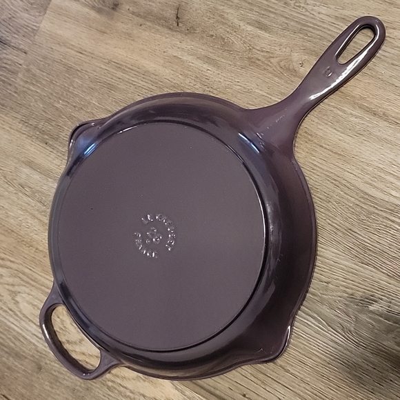 Le Creuset Cassis Cast Iron Round Evolution Skillet Grill - Picture 2 of 15